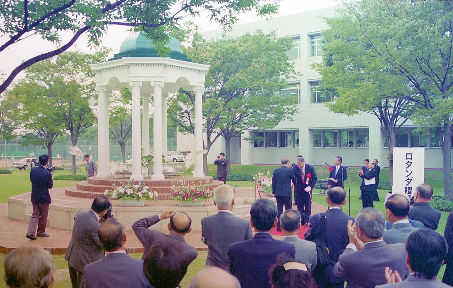 1994_Glidden at Chubu to dedicate the Cutler Cupola